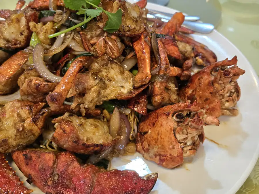 Wok-fried Lobster on Noodles · 上湯龍蝦炆伊麵