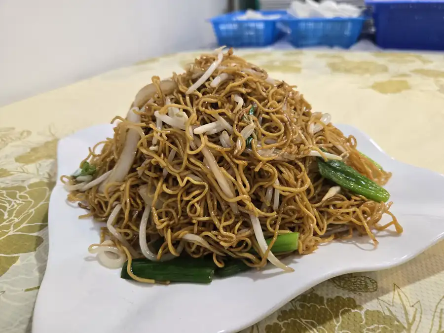 Soy Sauce Pan-fried Noodles · 豉油皇炒麵